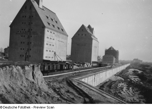 Historische Ansicht der Speicher am Lindenauer Hafen um 1938
