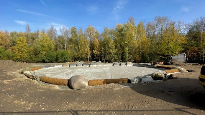 Naturerlebnisraum am Lindenauer Hafen mit Grünfläche und Wegen